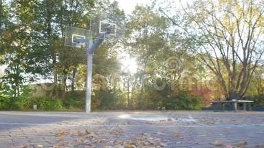 秋天的<strong>篮球</strong>场和镜头弗莱。 相机从左边。 <strong>篮球</strong>出现在<strong>图片</strong>中。